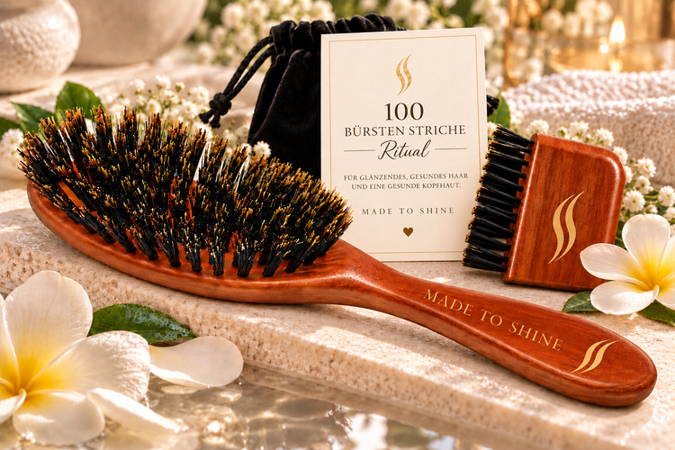Premium Hairbrush Set von Made To Shine: Holzhaarbürste mit Naturborsten, Reinigungsbürste, schwarzer Samtbeutel und Ritual-Karte im Spa-Ambiente